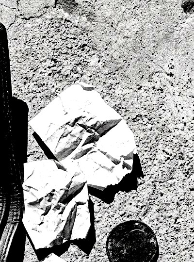 콘크리트 위 구겨진 종이와 동전